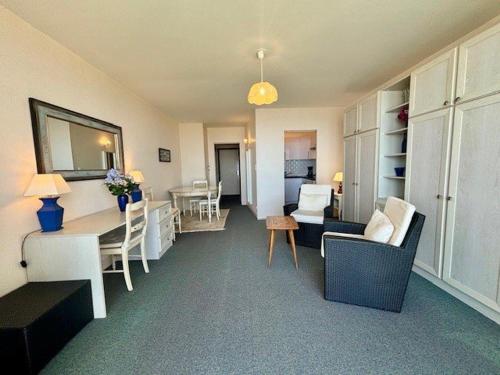 - un salon avec une table et des chaises dans l'établissement Studio à Quiberon - Plages à 150m, Parking - FR-1-478-47, à Quiberon