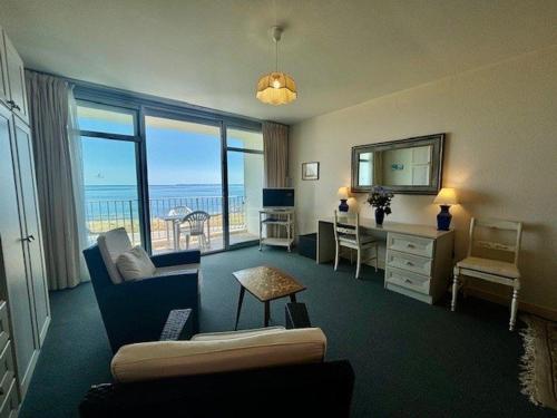 un salon avec vue sur l'océan dans l'établissement Studio à Quiberon - Plages à 150m, Parking - FR-1-478-47, à Quiberon