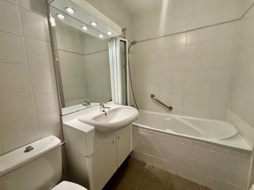 une salle de bain avec un lavabo, des toilettes et une baignoire dans l'établissement Studio à Quiberon - Plages à 150m, Parking - FR-1-478-47, à Quiberon