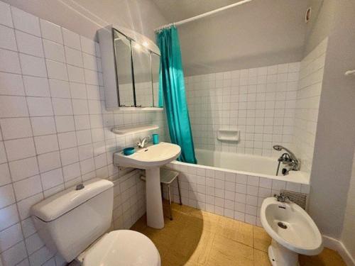 une salle de bain avec toilettes, lavabo et baignoire dans l'établissement Quiberon - Studio 33m², 3 pers, Balcon vue mer, Parking, Animaux admis - FR-1-478-86, à Quiberon