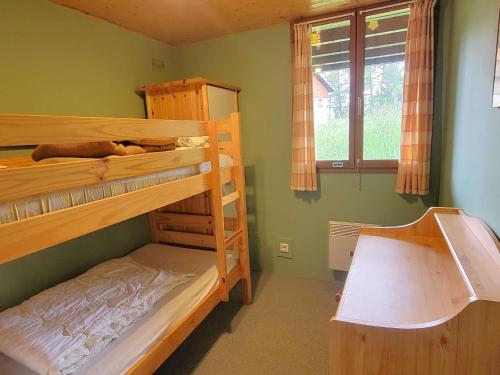 Un pat sau paturi într-o cameră la Chalet pour 7 pers. à Saint-Michel-de-Chaillol, Balcon Sud, Jardin, Mezzanine, Animaux admis - FR-1-393-148