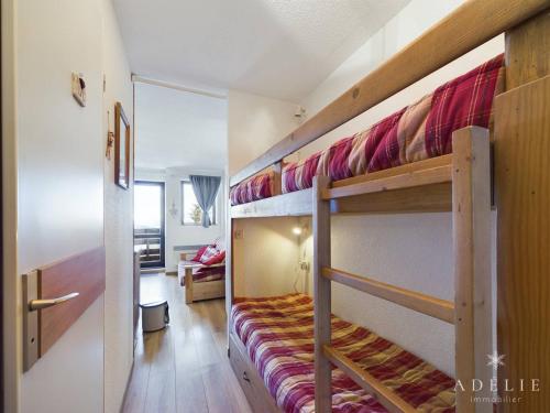 Cette chambre comprend 2 lits superposés dans un couloir. dans l'établissement Studio Sud 4 pers, balcon, à 50m des pistes et 200m des commerces, idéal pour familles - FR-1-398-629, à Montvalezan