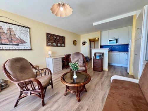 un salon avec deux chaises et une table dans l'établissement Quiberon - Studio 35m² - Balcon - Parking - Animaux admis - FR-1-478-97, à Quiberon