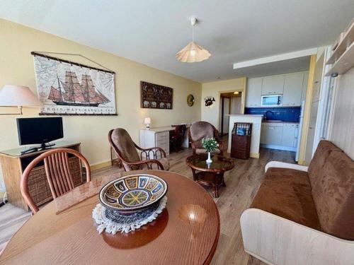 un salon avec un canapé et une table dans l'établissement Quiberon - Studio 35m² - Balcon - Parking - Animaux admis - FR-1-478-97, à Quiberon
