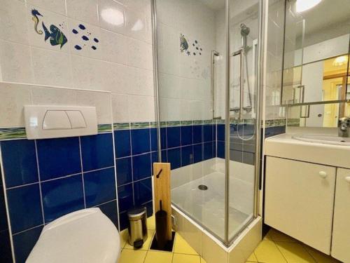 une salle de bain avec toilettes, douche et lavabo dans l'établissement Quiberon - Studio 35m² - Balcon - Parking - Animaux admis - FR-1-478-97, à Quiberon