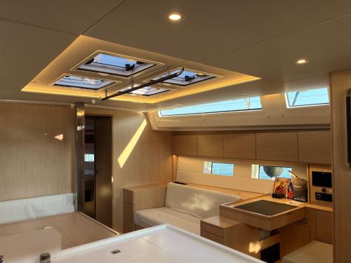 Una habitación con un lavabo y un sofá en un barco. en Vela, en Volos