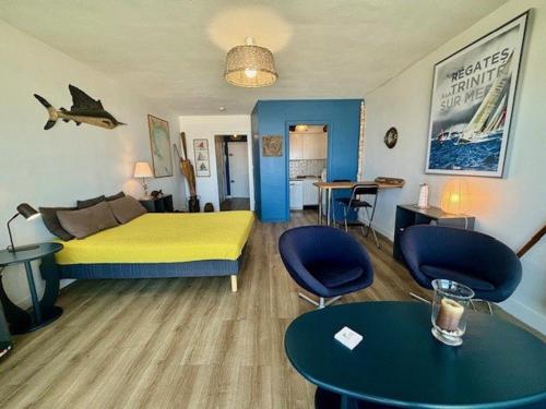 une chambre d'hôtel avec un lit, deux tables et des chaises dans l'établissement Quiberon - Studio rénové 33m² avec Balcon, Parking et Animaux acceptés - FR-1-478-121, à Quiberon