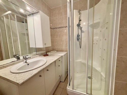 une salle de bain avec un lavabo et une douche dans l'établissement Quiberon - Studio rénové 33m² avec Balcon, Parking et Animaux acceptés - FR-1-478-121, à Quiberon