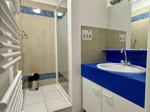 une salle de bain avec un lavabo et une douche dans l'établissement Appartement cosy à 100m de la plage avec piscine, parking privé et loggia vitrée - FR-1-225-706, à Argelès-sur-Mer