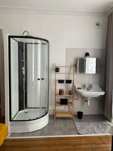 Koupelna v ubytování Le Renouveau avec FAFE