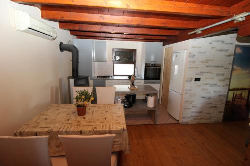 Kuchyň nebo kuchyňský kout v ubytování Casa Ajla with private Pool