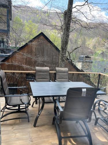 a picnic table and two chairs on a deck at Villa Noari, Brezovice. in Brezovicë