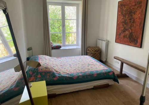 une chambre avec un lit et deux fenêtres dans l'établissement Chez Nellane - Poitiers - HyperCentre - LaConciergerie, à Poitiers