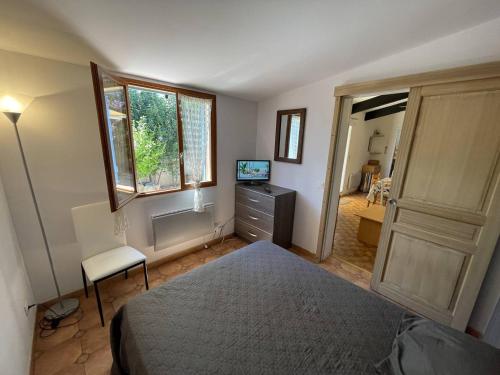 Posteľ alebo postele v izbe v ubytovaní Charmant Pavillon T2 Cabine, 6 Couchages, Cour Privée, Piscine, Parking, Proche Plage - St Cyprien - FR-1-106-34
