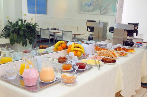 una mesa con diferentes tipos de alimentos para el desayuno en Aqua Hotel, en Punta del Este