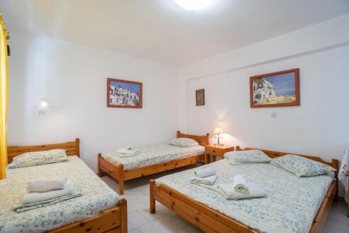 Φωτογραφία από το άλμπουμ του Studios Prombona To Petrino Spiti στον Λογαρά