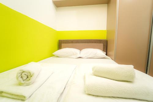 Postel nebo postele na pokoji v ubytování 1BDR in Heart of City Center