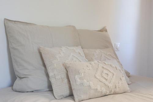 - un tas d'oreillers assis sur un canapé dans l'établissement La Chambre Aux Anges, à Wahlbach