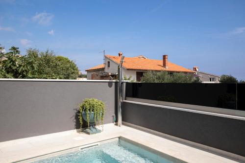 Bazén v ubytování Apartments Sara III nebo v jeho okolí