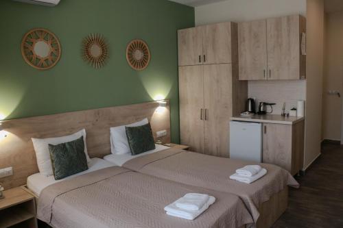 オフリドにあるZade Apartmentsのベッドとタオル2枚のある寝室