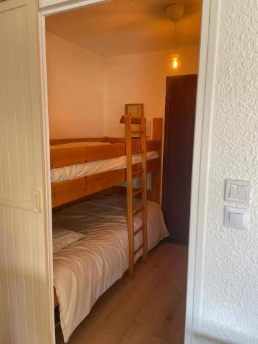 - une petite chambre avec 2 lits superposés dans l'établissement Cosy studio - vue imprenable sur les montagnes, à Embrun