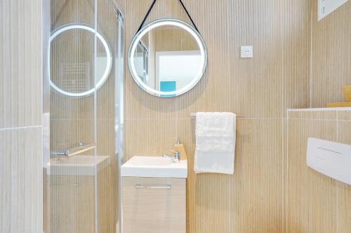 une salle de bain avec un lavabo et un miroir dans l'établissement Grand studio Aubervilliers, à Aubervilliers