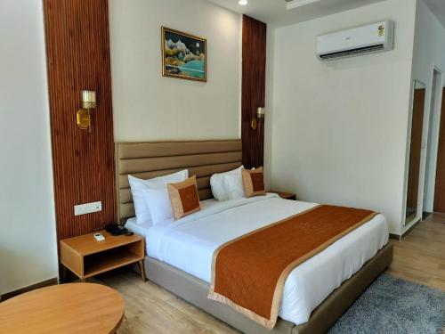 Postel nebo postele na pokoji v ubytování Creek Wood Resort Jim Corbett