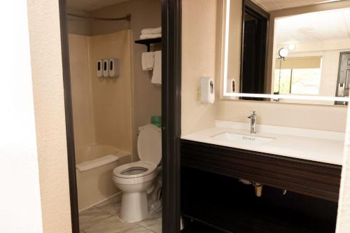 Bilik mandi di Paragon Inn Hillsboro