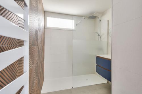 a bathroom with a shower and a sink at Bel appartement - emplacement idéal in La Barre-de-Monts