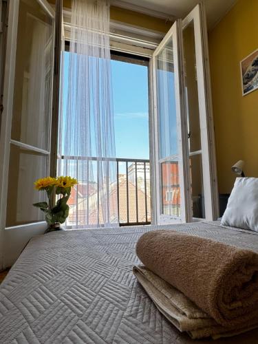 Postel nebo postele na pokoji v ubytování Extralarge Queen Room in the Heart of Bratislava with Terrace