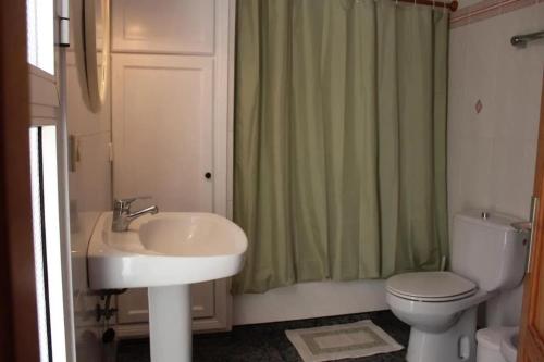 łazienka z umywalką, toaletą i prysznicem w obiekcie Cozy apartment in Puerto de Naos 45 m² mountain view w mieście Puerto Naos