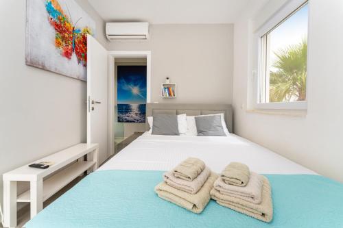 ein Schlafzimmer mit einem Bett mit Handtüchern darauf in der Unterkunft Villa Diana in Zaton bei Nin in Zaton