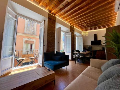 CASA NATY, Espacioso Renovado Apartamento en el Centro de Malaga