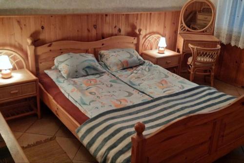 Ένα ή περισσότερα κρεβάτια σε δωμάτιο στο Urokliwy domek blisko jeziora Żarnowieckiego, Nadole