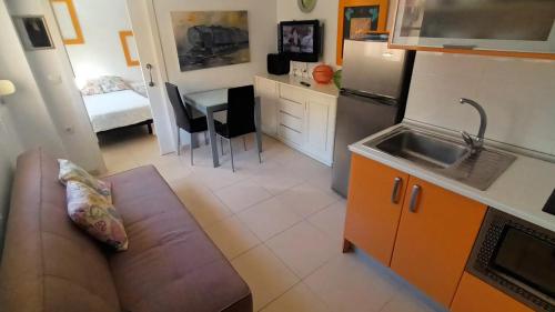 Η κουζίνα ή μικρή κουζίνα στο APTO GAVINA PLAZA TRIANGULAR , A Pié De PLAYA LEVANTE