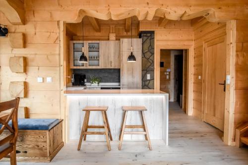 Una cocina o cocineta en Jagodowa Osada - domki z klimatyzacją blisko term