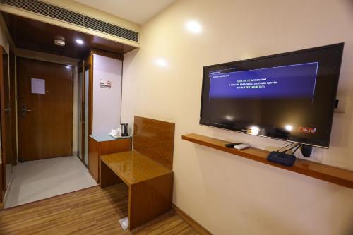TV a/nebo společenská místnost v ubytování Airport Hotel Ramhan Palace Mahipalpur