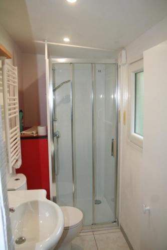 une salle de bain avec une douche, des toilettes et un lavabo dans l'établissement Le Randodo, à Quiberville