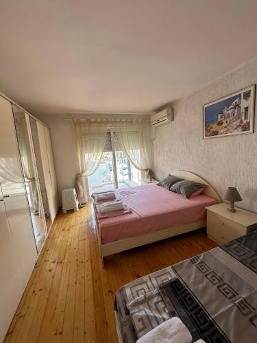 ゲヴゲリヤにあるMeri Apartmentsのベッド2台と窓のある寝室