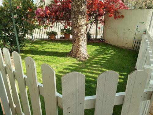 A garden outside Casa al Mare con Giardino Privato