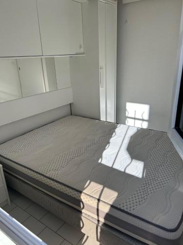 une chambre avec un grand lit dans une pièce dans l'établissement Super rez de jardin, parking, internet, à Sète