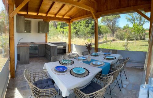 a table and chairs on a patio with a kitchen at Villa Alva in Sikia