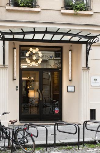 a group of bikes parked in front of a store at Hôtel Artemisia Montmartre in Paris
