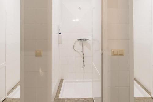 una ducha con puerta de cristal en un baño en Vila Vilariño Albergue Hotel & Restaurante, en Ourense