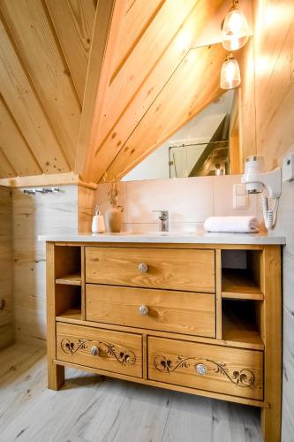 Un baño de Jagodowa Osada - domki z klimatyzacją blisko term