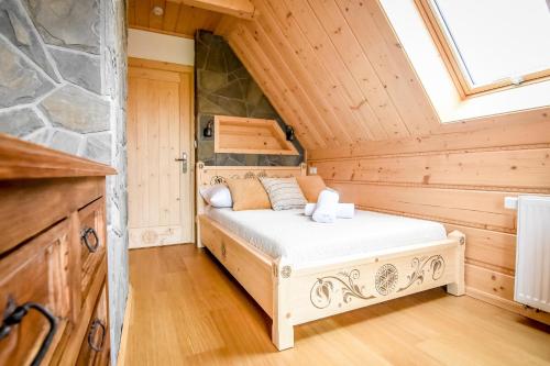 Una cama o camas en una habitación de Jagodowa Osada - domki z klimatyzacją blisko term