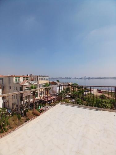 a view of the water from the balcony of a building at شاليهات الهنا 3 للايجار مصيف قرية النورس الاسماعيلية in Ismailia