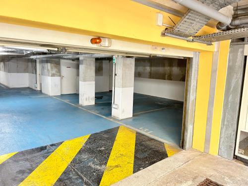 un garage vide avec colonnes dans un bâtiment dans l'établissement VUE mer 02 chambres 45M et parking, à Nice