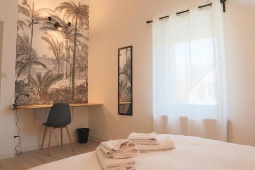 une chambre avec un lit, une fenêtre et une chaise dans l'établissement Le Spot, proche Euroairport, à Saint-Louis