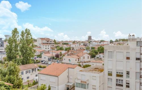 ein Blick auf eine Stadt mit Gebäuden in der Unterkunft 1 Bedroom Awesome Apartment In Royan in Royan